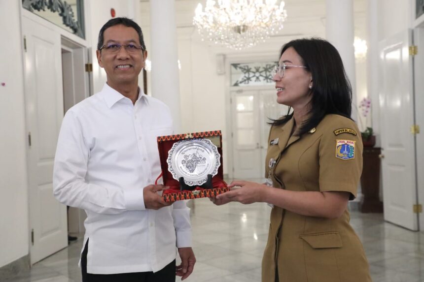 Heru Terima Plakat Tanda Tuan Rumah Mgmac Ipol Id