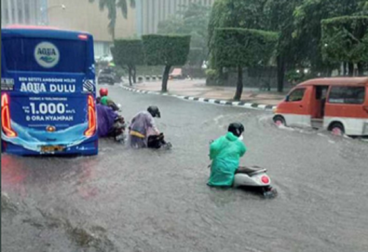 Banjir Rendam Jalur Rel Di Semarang Dan Kendal Perjalanan Kereta Api