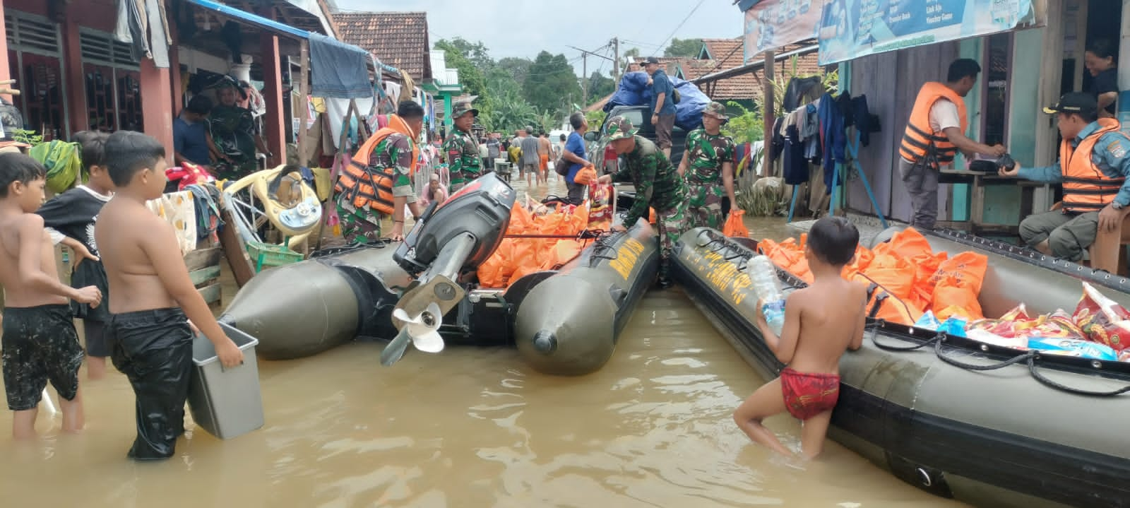 Prajurit Tni Ad Distribusikan Bantuan Logistik Untuk Korban Banjir Di