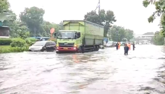 Dua Ruas Jalan Di Panjaitan Banjir Arus Lalu Lintas Macet Hingga