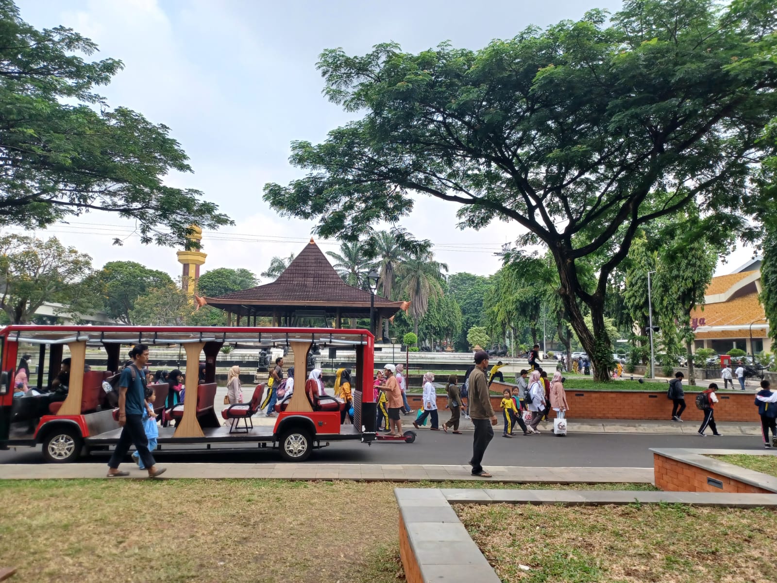 Lebaran Satu Pekan Ribu Pengunjung Berlibur Ke Tmii Ipol Id