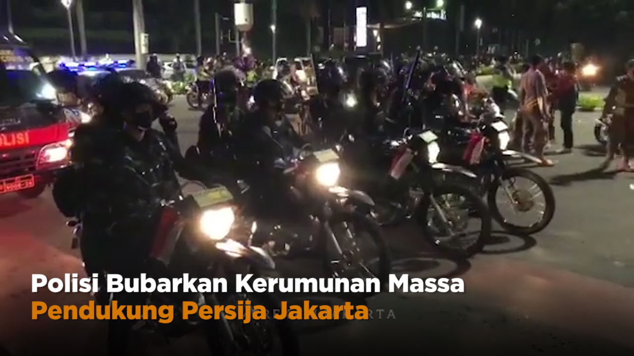 Polisi Bubarkan Kerumunan Massa Pendukung Persija Jakarta