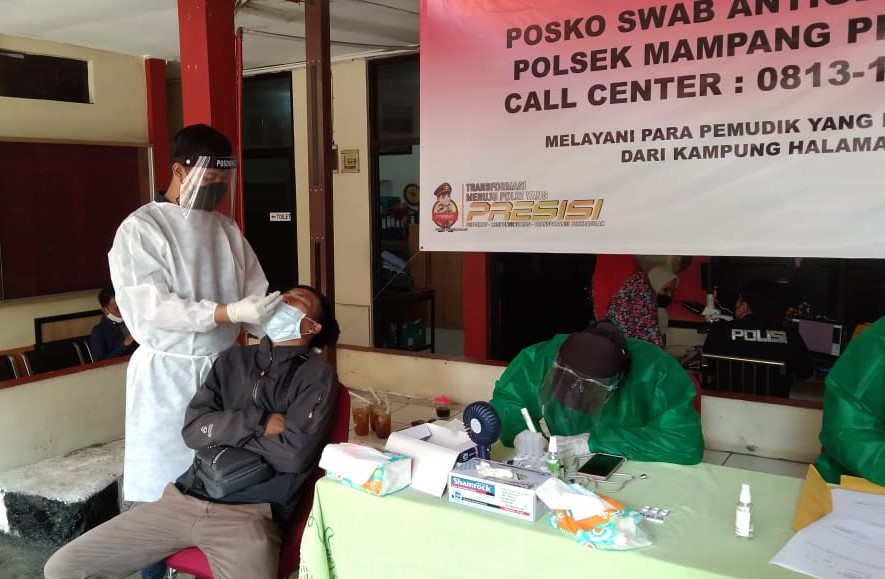 100 warga Mampang Prapatan, Jakarta Selatan, yang nekat mudik menjalani tes usap antigen. Foto/Ist