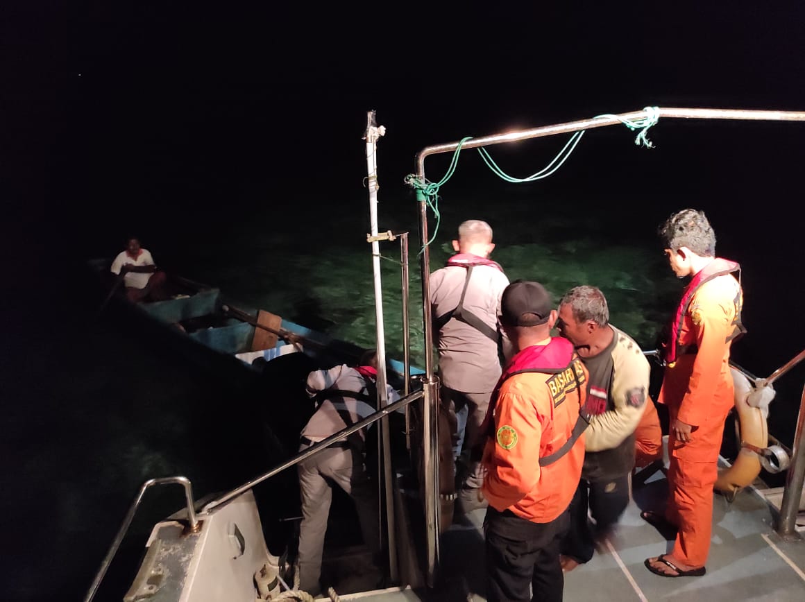 Tim SAR Gabungan berhasil menemukan Longboat yang sebelumnya sempat dilaporkan hilang karena mengalami mati mesin di perairan Pulau Dua, Tual, Maluku. Foto: Rob/Ist