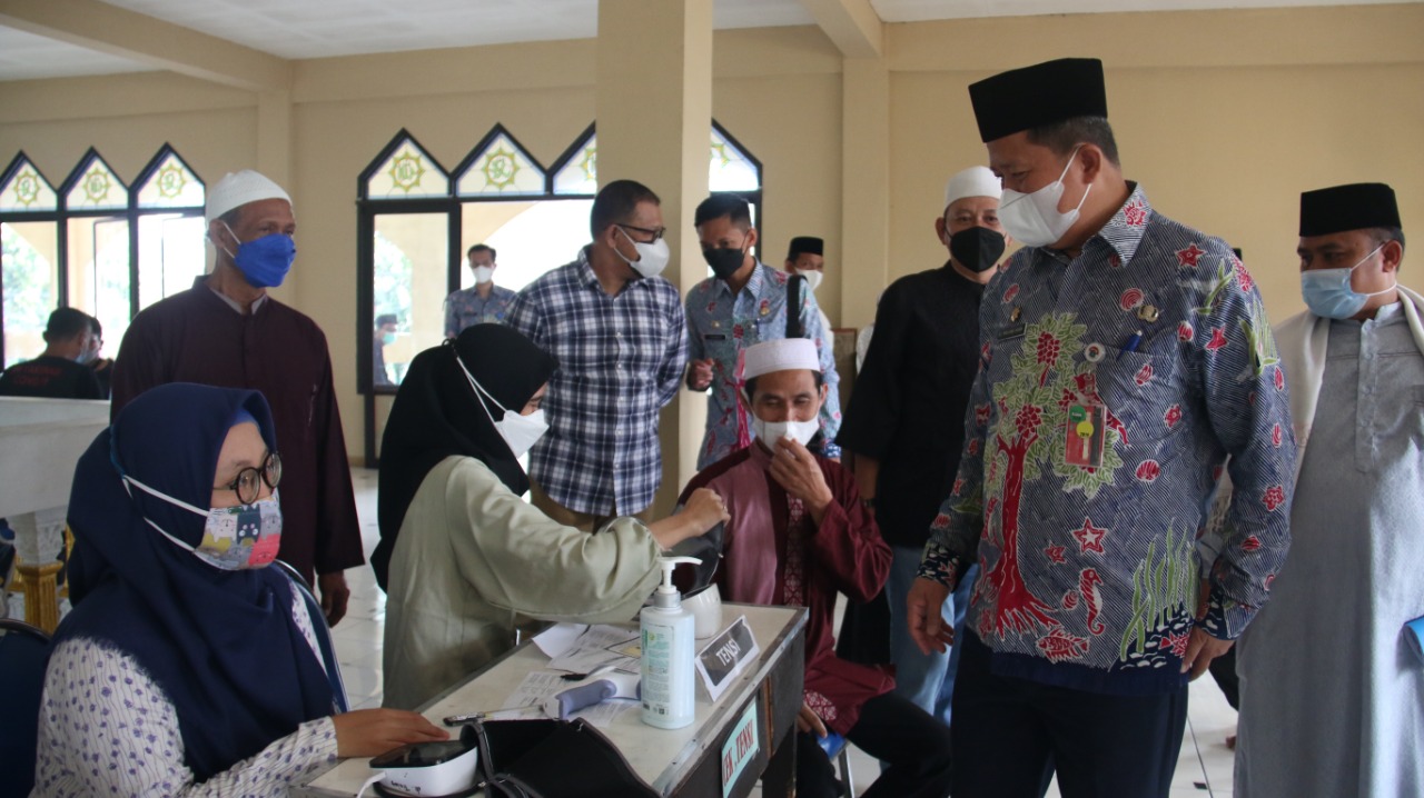 Wali Kota Administrasi Jakarta Utara, Ali Maulana Hakim meninjau vaksinasi