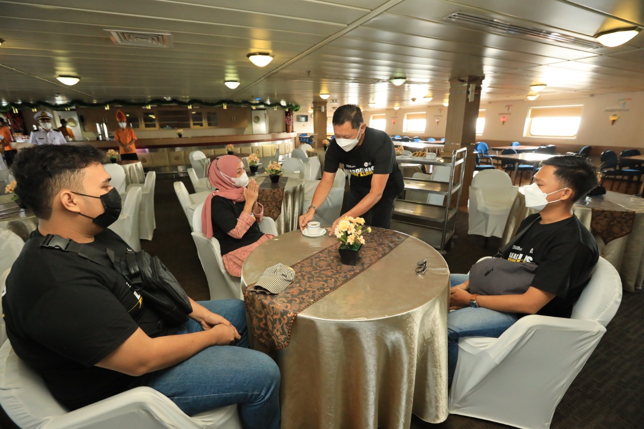 Sejumlah penumpang tengah menikmati suasana berlayar menggunakan fasilitas kelas satu pada pelayaran Kapal PELNI. 