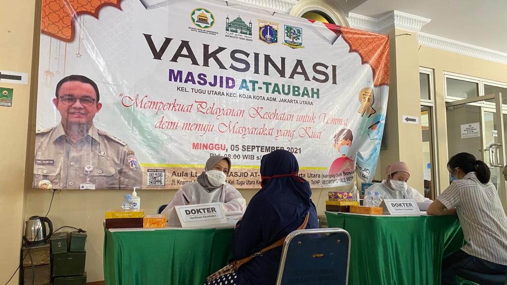 Sebanyak 350 orang Kelurahan Tugu Utara dan sekitarnya, Minggu (5/9). Pengurus Masjid At Taubah berharap kolaborasi vaksinasi bersama Pemerintah Provinsi DKI Jakarta.