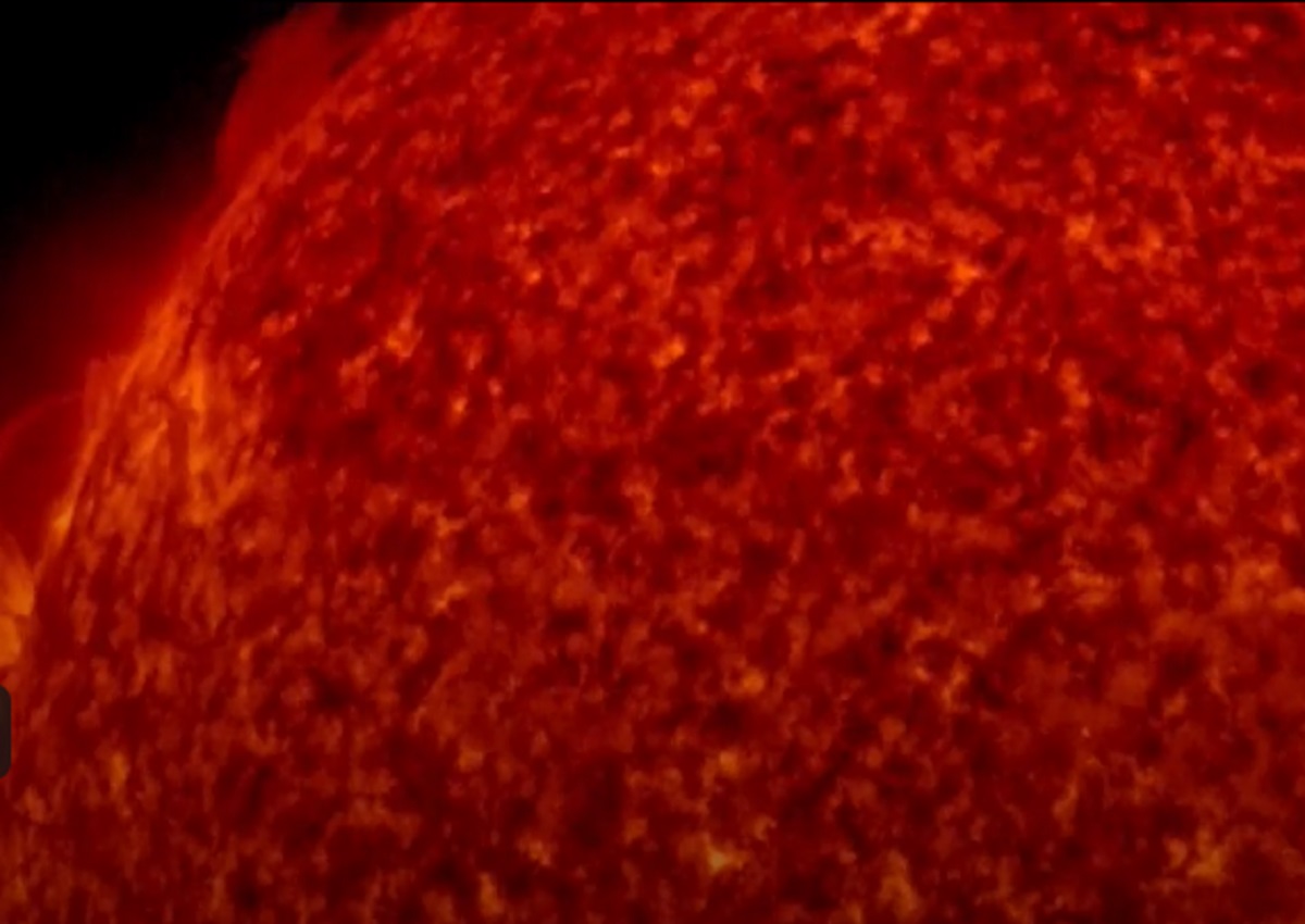 Capture dari Solar Dynamics Observatory NASA ini menunjukkan suar matahari kelas X1 yang meletus dari bintik matahari pada 28 Oktober 2021. Foto: NASA/SDO dan tim sains AIA, EVE, dan HMI