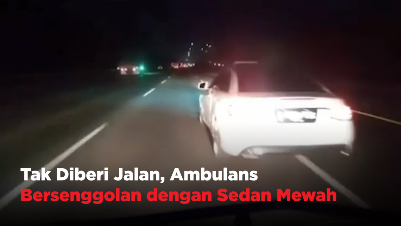 Tak Diberi Jalan, Ambulans Bersenggolan dengan Sedan Mewah