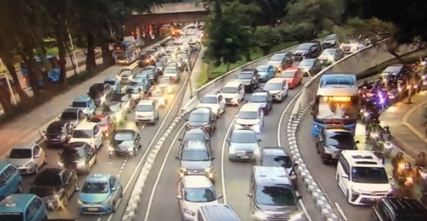 Volume kendaraan yang meningkat membuat udara Ibu Kota DKI Jakarta memburuk. Foto: @TMCPolda Metro Jaya