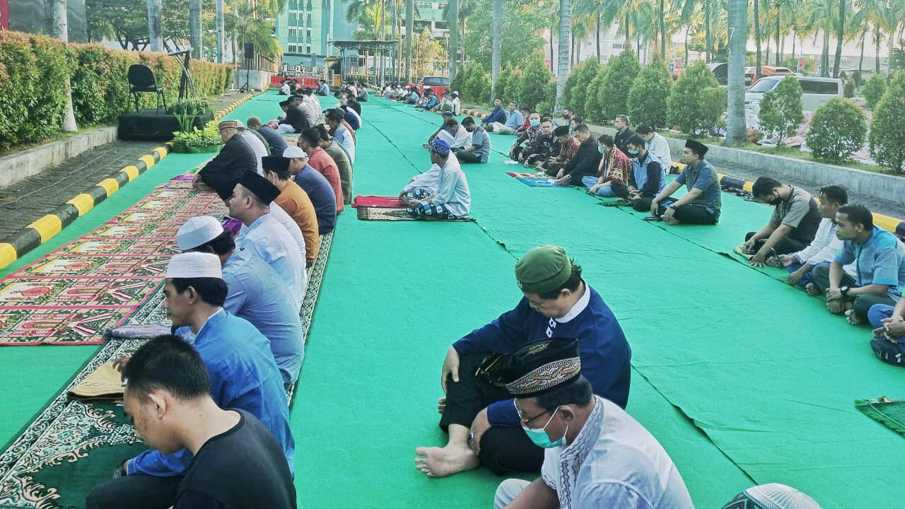 Pelaksanaan salat ied di pelataran parkir hotel. (ist/dok. Hotel Ciputra Jakarta)