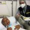 Dokter KKHI Mekkah saat melakukan visit ke salah satu jamaah haji yang dirawat di RSAS. Foto: Kemenkes