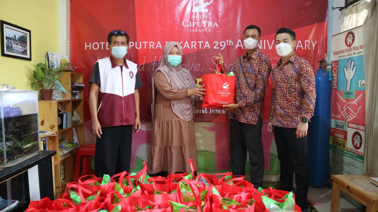 Hotel Ciputra Jakarta berbagi kebahagiaan dengan rumah singgah pasien. (ist.)