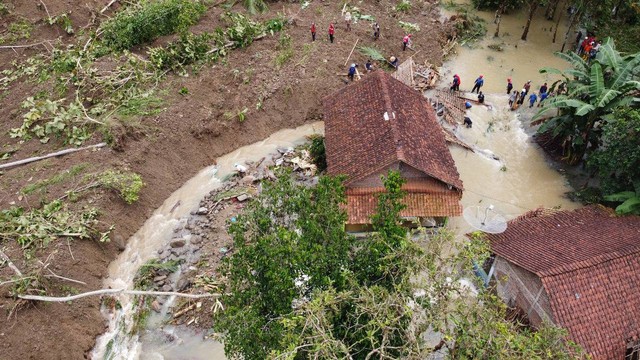 Banjir Dan Longsor Terjang Kebumen, 1 Orang Tewas, – Ipol.id