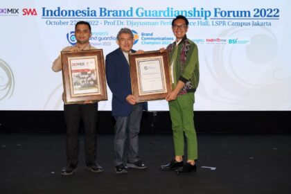 047 Photo 2 Perwakilan Sharp Indonesia menerima penghargaan the best marketing communication team
