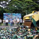 Penjabat (Pj) Gubernur DKI Jakarta, Heru Budi Hartono dan Forkopimda melakukan pemusnahan minuman keras (miras). Foto: PPID Jakarta