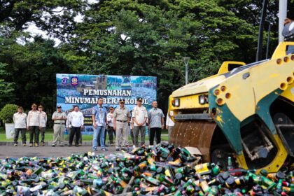 Penjabat (Pj) Gubernur DKI Jakarta, Heru Budi Hartono dan Forkopimda melakukan pemusnahan minuman keras (miras). Foto: PPID Jakarta