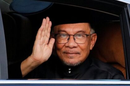datuk seri anwar ibrahim resmi dilantik sebagai perdana menteri malaysia setelah mengucapkan sumpah di istana negara kamis 241 169