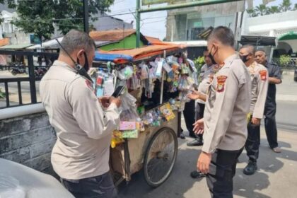 pedagang mainan di mampang kecurian saat sholat jumat