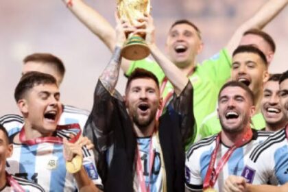 639f6f0c527c4 lionel messi dapat hadiah jubah khusus dari qatar di piala dunia 2022 apa maknanya ya 375 211 640x358 1