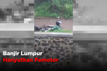 Banjir Lumpur Hanyutkan Pemotor