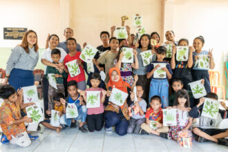 Harper MT Haryono berbagi kebahagiaan bersama anak-anak Panti Asuhan Parapattan. (Alidrian Fahwi/ipol.id)