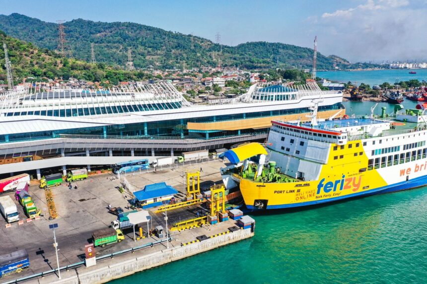 Ilustrasi kegiatan di Pelabuhan Merak Banten. Corporate Secretary PT ASDP Indonesia Ferry (Persero) Shelvy Arifin mengatakan, insiden kendaraan terjatuh ke laut terjadi saat KMP Shalem tengah melakukan proses pemuatan. Foto: ASDP Indonesia Ferry