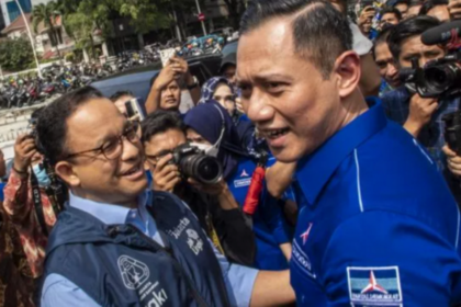 1 ketua umum partai demokrat agus harimurti yudhoyono kanan berjabat tangan dengan bakal capresdari partai nasdem anies baswedan