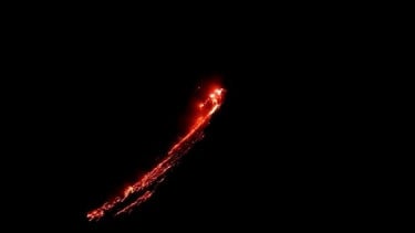 63cf2ef2032cc semburan lava pijar gunung semeru sejauh 12 kilometer ke arah besuk kobokan selasa 2412023 375 211
