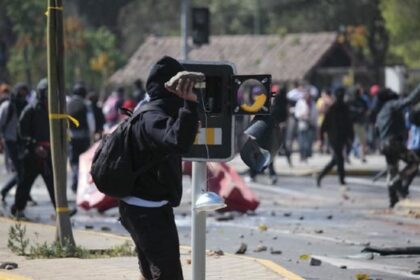 Illustrasi tawuran warga. Foto iStockphoto