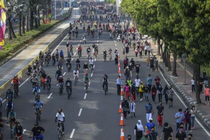 Warga berolahraga saat hari bebas berkendara atau car free day CFD di kawasan Jalan MH Thamrin Jakarta FotoAnt