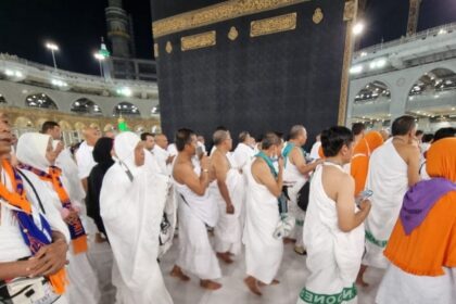 Jamaah haji khusyu melaksanakan tawaf di baitulkah. Foto: kemenag