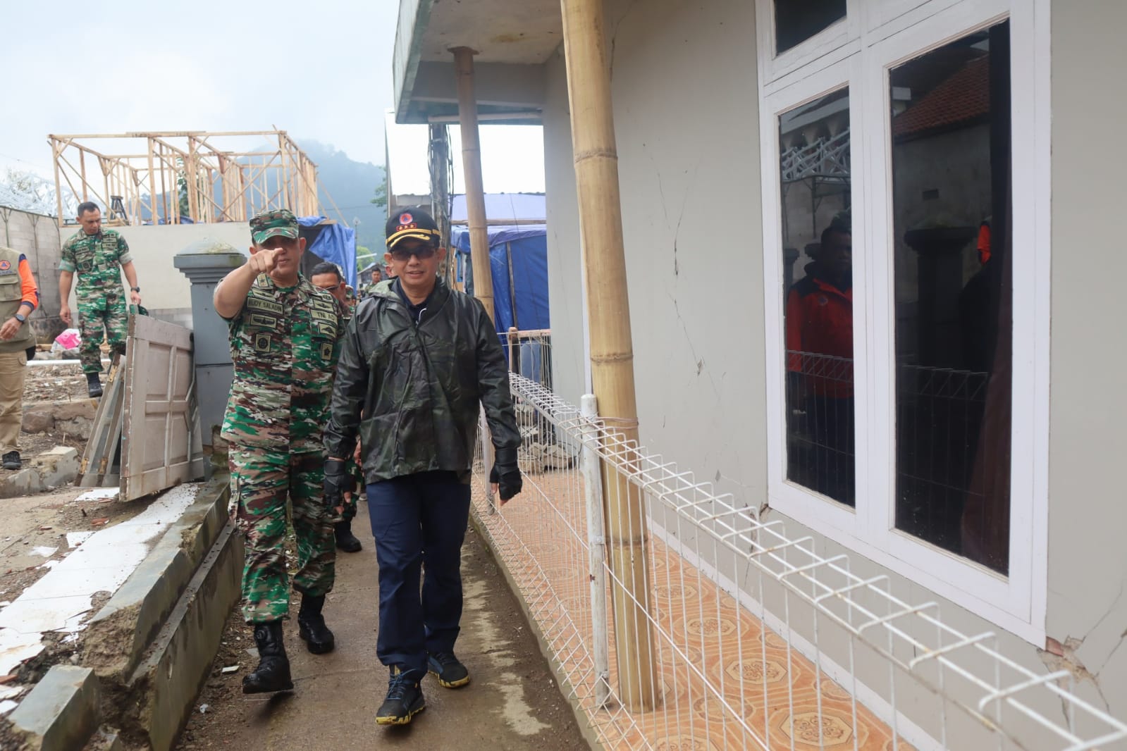 Kepala BNPB Suharyanto Tinjau Pembangunan Rumah Tahan Gempa Di Cianjur ...