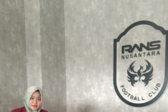 Titi Pengusaha katering saat mebdarangi kantor Rans Nusantara FC U-20. Ist