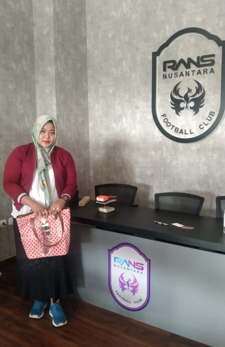 Titi Pengusaha katering saat mebdarangi kantor Rans Nusantara FC U-20. Ist