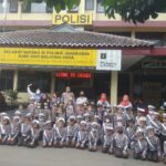 Jajaran Polsek Jagakarsa menerima kedatangan anak-anak TK Mutiara Bangsa, Srengseng Sawah, Jagakarsa, Jakarta Selatan, Jumat (3/2). Foto: Joesvicar Iqbal/ipol.id