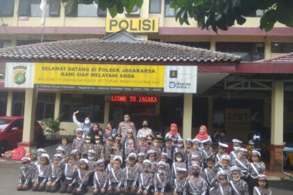 Jajaran Polsek Jagakarsa menerima kedatangan anak-anak TK Mutiara Bangsa, Srengseng Sawah, Jagakarsa, Jakarta Selatan, Jumat (3/2). Foto: Joesvicar Iqbal/ipol.id