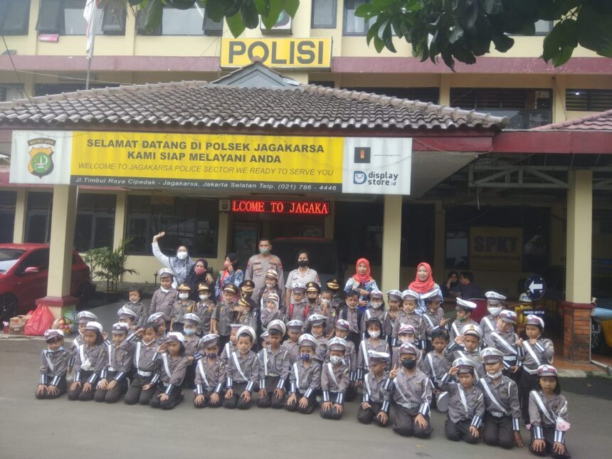 Jajaran Polsek Jagakarsa menerima kedatangan anak-anak TK Mutiara Bangsa, Srengseng Sawah, Jagakarsa, Jakarta Selatan, Jumat (3/2). Foto: Joesvicar Iqbal/ipol.id