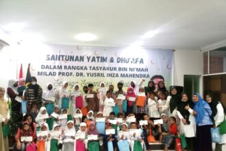 Pimpinan Pusat Muslimat Bulan Bintang bersama Yusril Ihza Foundation memberi santunan kepada 300 anak yatim piatu dan dhu'afa di Markas Dewan Pengurus Pusat (DPP) Partai Bulan Bintang (PBB), Pasar Minggu, Jakarta Selatan, Jumat (3/2). Foto: Ist