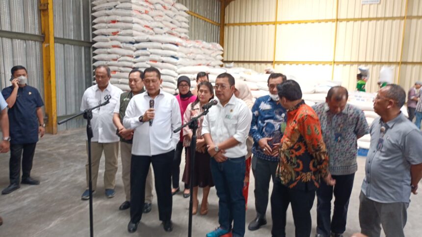 Direktur Utama Perum Bulog, Budi Waseso saat meninjau pelaksanaan operasi pasar beras di Pasar Induk Beras Cipinang, Jumat (3/2) siang. Foto: Ist