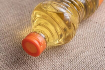 Ilustrasi - Minyak goreng kemasan botol. Foto: Freepik