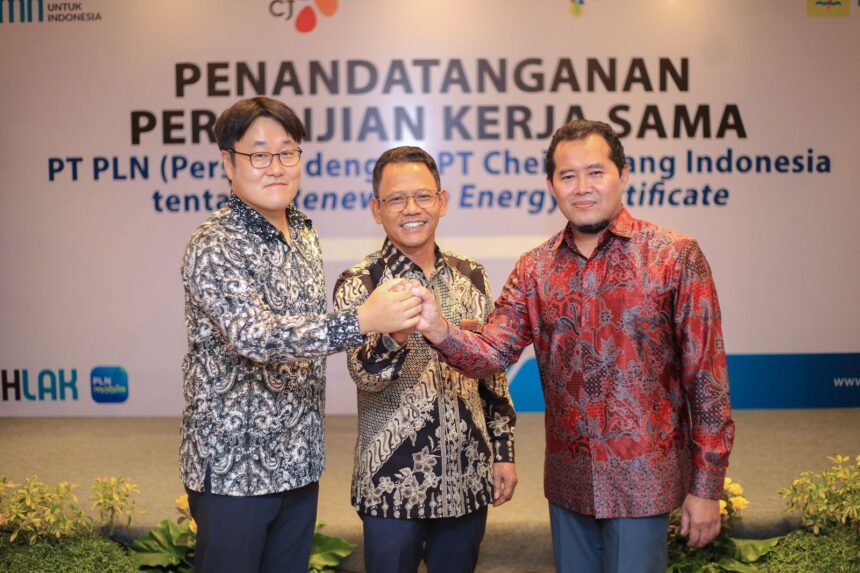 PT PLN (Persero) melakukan penandatanganan perjanjian kerja sama dengan PT Cheil Jedang Indonesia (CJI) Site Pasuruan dan PT CJI Site Jombang untuk pembelian Sertifikat Energi Terbarukan atau Renewable Energy Certificate (REC) sebanyak 6.618.124 unit. Foto: PT PLN (Persero)
