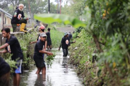 Puluhan warga bersama relawan Ganjar Milennial Center (GMC) gotong royong di Kampung Babakan Jawa, Desa Bojongloa, Kecamatan Rancaekek, Kabupaten Bandung, Jawa Barat, Minggu (5/2). Foto: GMC