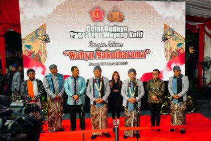 Polri menggelar pagelaran budaya wayang kulit dengan Lakon Wahyu Makutharama, dihadiri oleh Kapolri Jenderal Listyo Sigit Prabowo, Panglima TNI Laksamana Yudo Margono dan seluruh Kepala Staf TNI, di Lapangan Bhayangkara, Jakarta Selatan, Jumat (3/2). Foto: Humas Polri