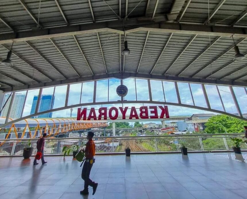 Pengguna Skywalk Kebayoran Lama wajib bayar meski tak gunakan Transjakarta atau KRL. Foto: Pemkot Jaksel