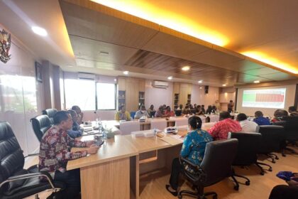 Dirjen Bina Keuangan Daerah (Keuda) Kemendagri Agus Fatoni saat melakukan monitoring evaluasi (monev) serta asistensi realisasi Anggaran Pendapatan dan Belanja Daerah (APBD) Kota Sorong, Provinsi Papua Barat Daya, Jumat (3/2). Foto: Puspen Kemendagri