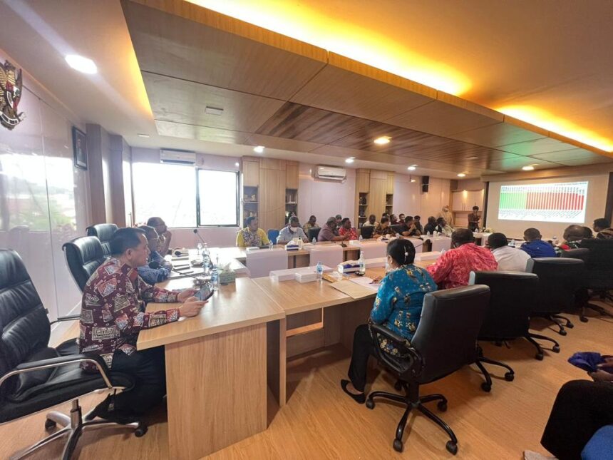 Dirjen Bina Keuangan Daerah (Keuda) Kemendagri Agus Fatoni saat melakukan monitoring evaluasi (monev) serta asistensi realisasi Anggaran Pendapatan dan Belanja Daerah (APBD) Kota Sorong, Provinsi Papua Barat Daya, Jumat (3/2). Foto: Puspen Kemendagri