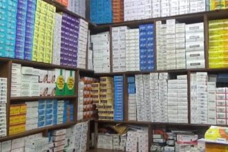 Kementerian Kesehatan mengeluarkan instruksi seluruh apotek untuk tidak menjual obat sirup sementara, instruksi tersebut tertuang dalam Surat Edaran (SE) Nomor SR.01.05/III/3461/2022 tentang Kewajiban Penyelidikan Epidemiologi dan Pelaporan Kasus Gangguan Ginjal Akut Atipikal (Atypical Progressive Acute Kidney Injury) Pada Anak yang ditandatangani Plt Direktur Jenderal Pelayanan Kesehatan Murti Utami pada 18 Oktober 2022. Foto: Dok/ipol.id