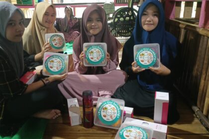 Caption Foto: BSI Maslahat melaksanakan Program Pesantren Sehat di Pondok Pesantren (Ponpes) Tarbiyatul Ziqro, Kampung Kawungluwuk, Desa Leuwibatu, Rumpin; dan Ponpes Nurul Iman Al Muttaqin, Leuwiliang Kabupaten Bogor. Kegiatan dilaksanakan selama dua pekan. Pada Ponpes Tarbiyatul Ziqro kegiatan dimulai sejak tanggal 29 Januari sampai 12 Februari, sedangkan di Ponpes Nurul Iman Al Muttaqin akan dimulai tanggal 12 sampai 26 Februari 2023. Acara yang dilaksanakan pada Ahad 29 Januari 2023 ini diawali dengan pemeriksaan kesehatan oleh tim medis kemudian dilanjutkan dengan pemberian makanan sehat. Program Pesantren sehat memiliki tujuan untuk meningkatkan status kesehatan gizi para santri di ponpes pedalaman yang jarang terjangkau oleh bantuan.