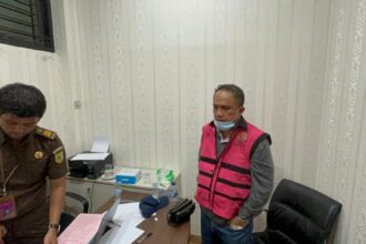 IH selaku Komisaris PT Solitech Media Sinergy (SMS) mengenakan rompi tahanan berwarna merah jambu. Foto: Dok Pidsus Kejaksaan Agung